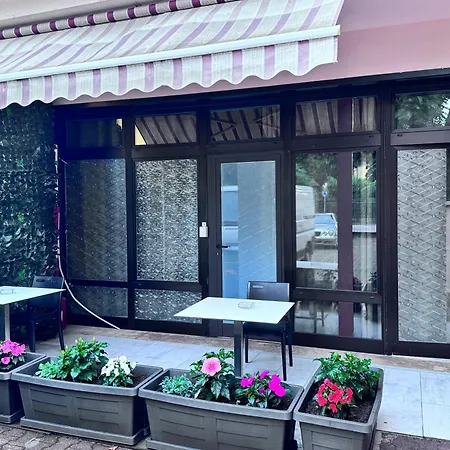Foresteria La Stazione Pizza, Kebab & Byrek Di Hoxha Alma 여관